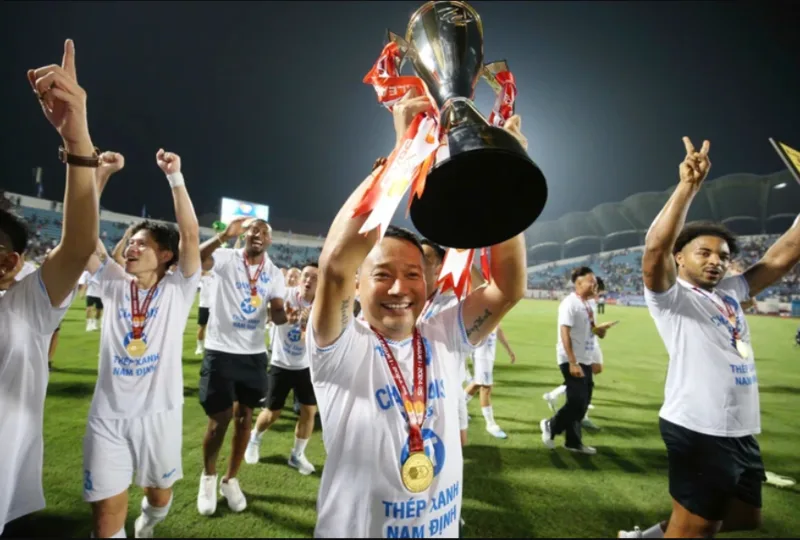 HLV Vũ Hồng Việt dẫn dắt Thép Xanh Nam Định vô địch V.League hai mùa liên tiếp