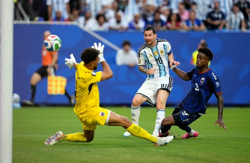Lionel Messi vẫn đủ khả năng thay đổi cục diện chỉ bằng một đường chuyền, quả đá phạt hoặc khoảnh khắc xử lý trong không gian hẹp