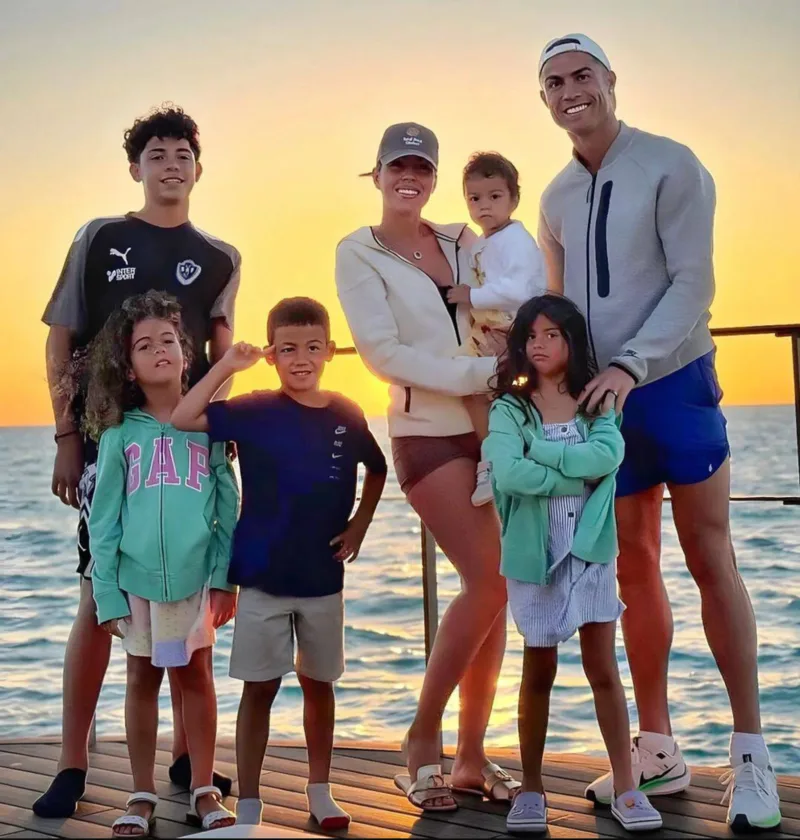Cristiano Ronaldo hiện là cha của năm người con đang sống gồm Cristiano Jr., Eva, Mateo, Alana và Bella