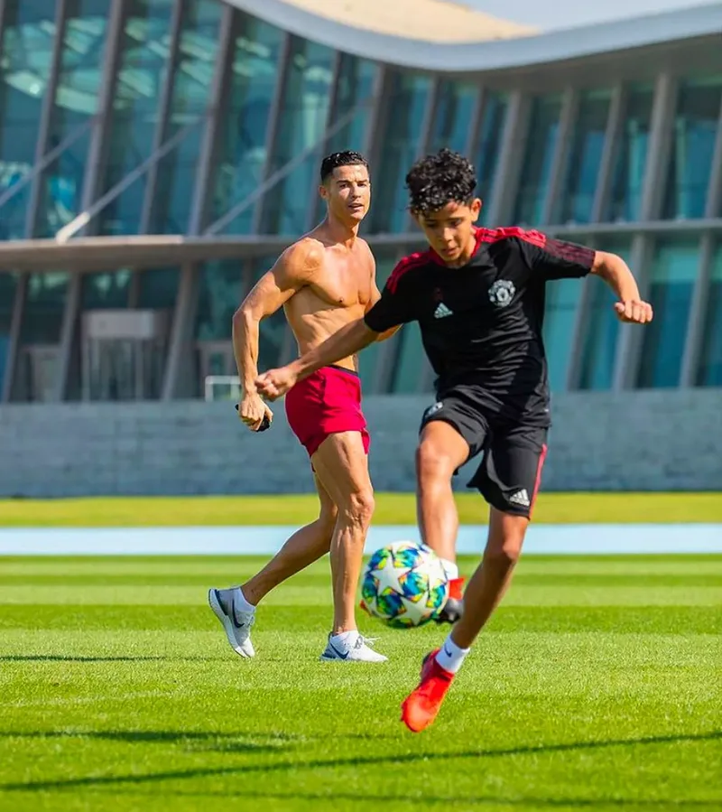 Cristiano Jr. được chú ý khi theo đuổi con đường bóng đá trẻ và thường được so sánh với người cha nổi tiếng