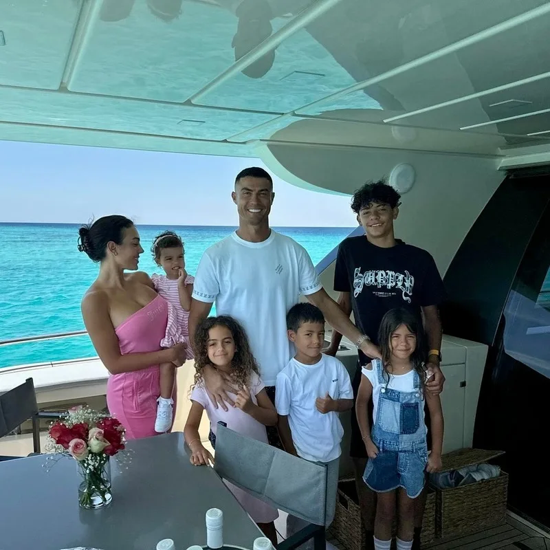 Cặp song sinh thường xuất hiện cùng Cristiano Jr., Alana và Bella trong các chuyến đi gia đình