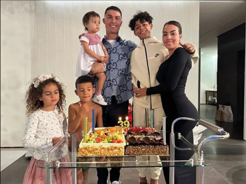 Bella Esmeralda là cô con gái nhỏ tuổi nhất trong gia đình Cristiano Ronaldo