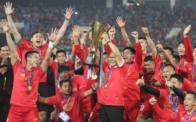 Khoảnh khắc đội tuyển Việt Nam nâng cao chiếc cúp AFF Cup 2008 tại Mỹ Đình đánh dấu lần đầu bóng đá nước nhà đứng trên đỉnh Đông Nam Á