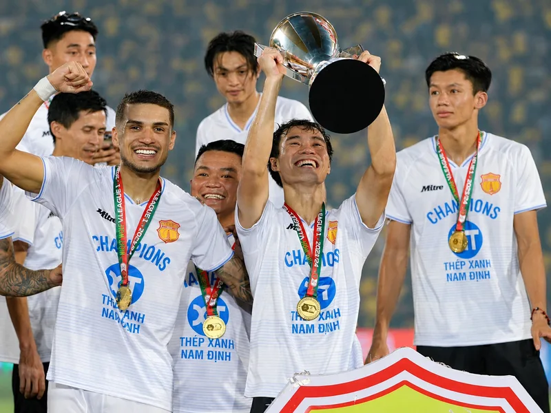 Chức vô địch V.League cùng Nam Định là danh hiệu cấp câu lạc bộ quan trọng trong sự nghiệp Văn Toàn
