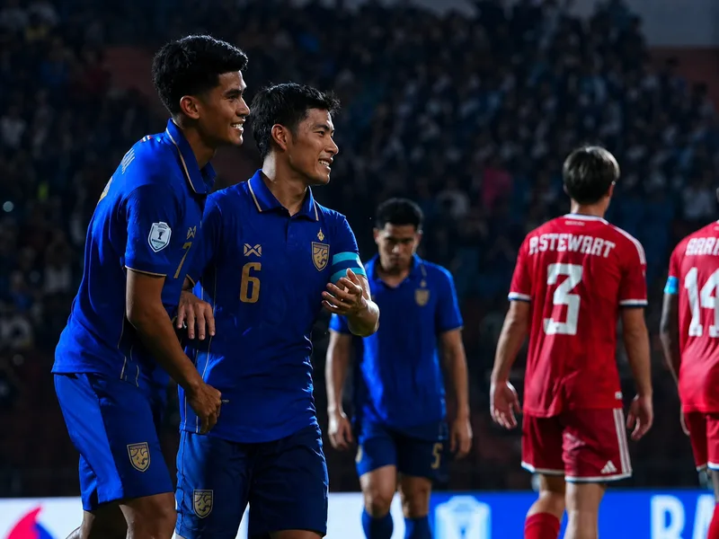 Thái Lan trở thành đội đầu tiên giành vé vào chung kết ASEAN Cup 2026 sau khi vượt Singapore với tổng tỷ số 4-3.