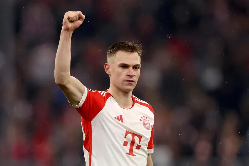 Joshua Kimmich là tiền vệ đa năng người Đức, hiện thi đấu cho Bayern Munich và đội tuyển quốc gia