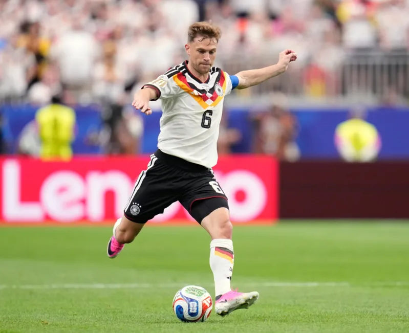 Joshua Kimmich mang băng đội trưởng và giữ vai trò thủ lĩnh trong quá trình tái thiết tuyển Đức